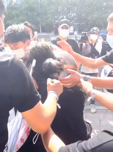楊迪被女粉絲強抱，當場嚇到瞳孔放大，6名保鏢控制現場！