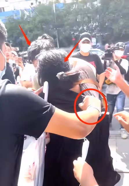 楊迪被女粉絲強抱，當場嚇到瞳孔放大，6名保鏢控制現場！
