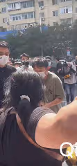 楊迪被女粉絲強抱，當場嚇到瞳孔放大，6名保鏢控制現場！