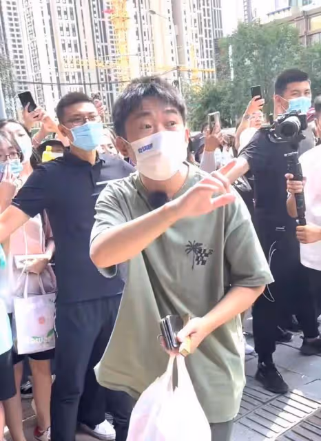 楊迪被女粉絲強抱，當場嚇到瞳孔放大，6名保鏢控制現場！