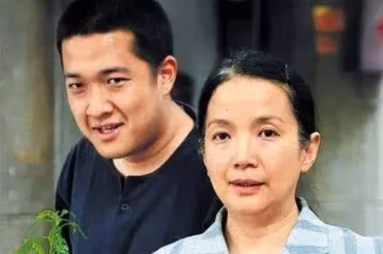 呂麗萍:曾與張豐毅因一巴掌離婚,如今因悼念安倍引爭議
