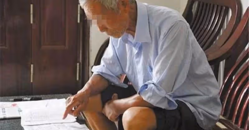 父親去世留下一張銀行卡，每月都有陌生人匯款，兒子查到真相傻了