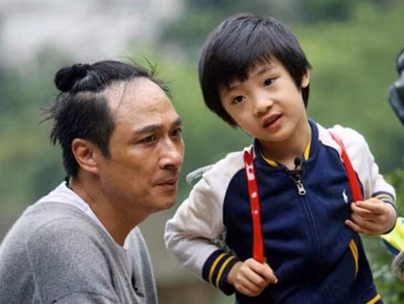 吳鎮宇兒子費曼長大了!13歲的他不再被嘲「土肥圓」,五官出眾顏值身材俱佳,網友驚嘆:簡直完美逆襲