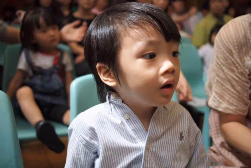 吳鎮宇兒子費曼長大了!13歲的他不再被嘲「土肥圓」,五官出眾顏值身材俱佳,網友驚嘆:簡直完美逆襲