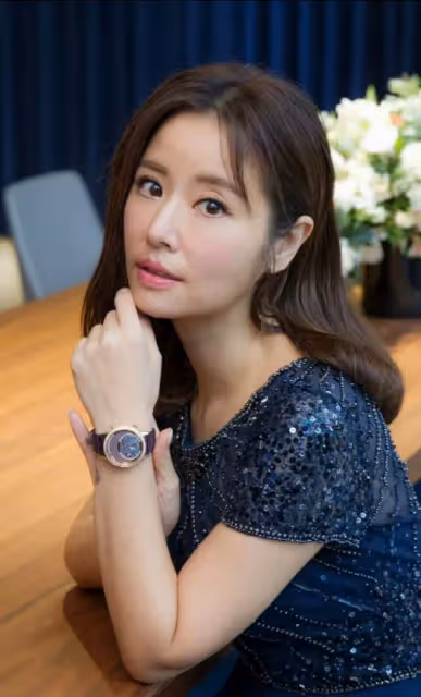 46歲林心如素顏出鏡練瑜伽!粉色運動上衣配緊身褲少女感十足,懸空一字馬堪比雜技演員,網友:羨慕霍建華了