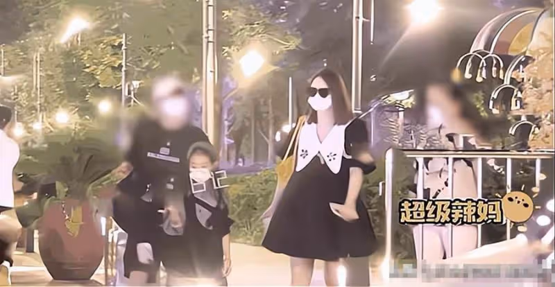 37歲戚薇二胎孕期照曝光!和女兒穿母女裝好親昵,一身寬松連衣裙四肢纖細,Lucky身高太搶鏡
