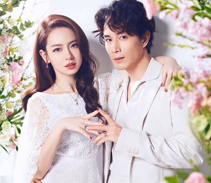 37歲戚薇二胎孕期照曝光!和女兒穿母女裝好親昵,一身寬松連衣裙四肢纖細,Lucky身高太搶鏡