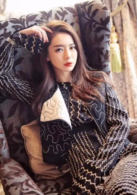 37歲戚薇二胎孕期照曝光!和女兒穿母女裝好親昵,一身寬松連衣裙四肢纖細,Lucky身高太搶鏡