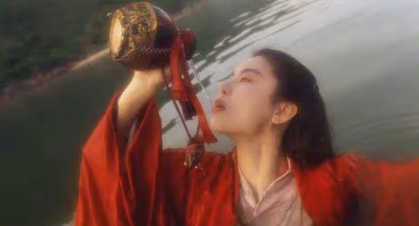 林青霞小女兒近照曝光!邢言愛「小麥色皮膚+緊身吊帶」性感十足,顏值好似父親翻版,網狂呼:遺傳基因太強大