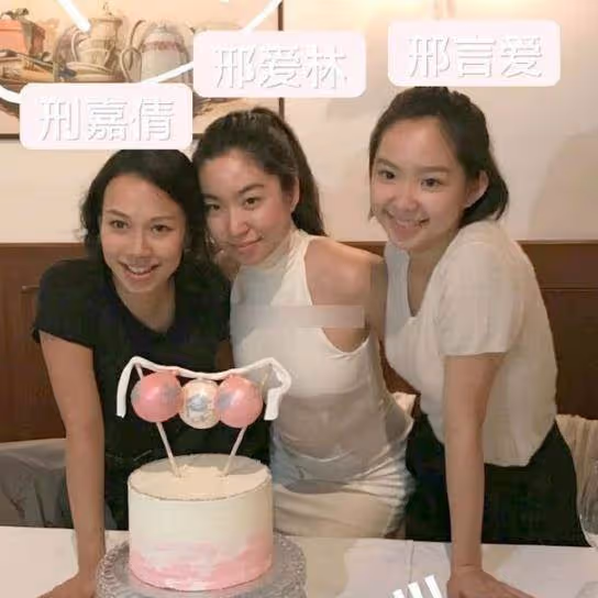林青霞小女兒近照曝光!邢言愛「小麥色皮膚+緊身吊帶」性感十足,顏值好似父親翻版,網狂呼:遺傳基因太強大