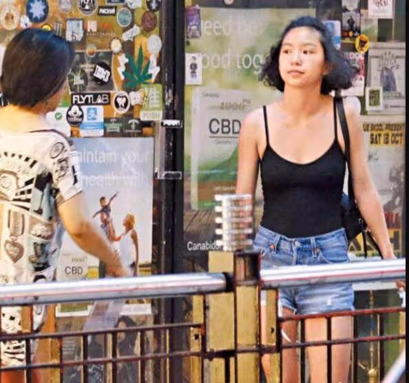 林青霞小女兒近照曝光!邢言愛「小麥色皮膚+緊身吊帶」性感十足,顏值好似父親翻版,網狂呼:遺傳基因太強大