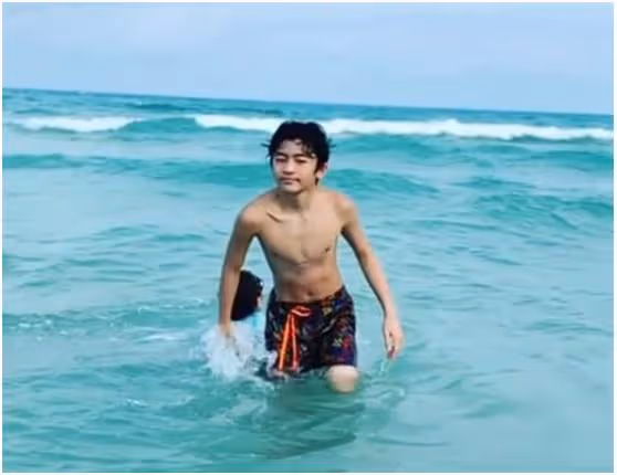 謝霆鋒長子抱著弟弟Marcus玩水,卻意外曝光正臉,「眉眼清秀+肉肉臉蛋」輪廓復刻張柏芝,網友:基因好強大