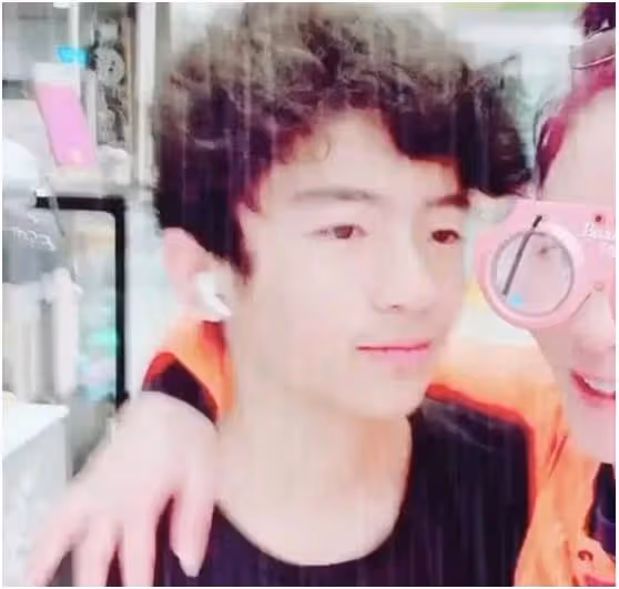 謝霆鋒長子抱著弟弟Marcus玩水,卻意外曝光正臉,「眉眼清秀+肉肉臉蛋」輪廓復刻張柏芝,網友:基因好強大