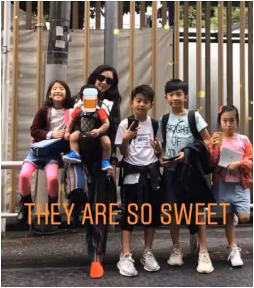 謝霆鋒長子抱著弟弟Marcus玩水,卻意外曝光正臉,「眉眼清秀+肉肉臉蛋」輪廓復刻張柏芝,網友:基因好強大