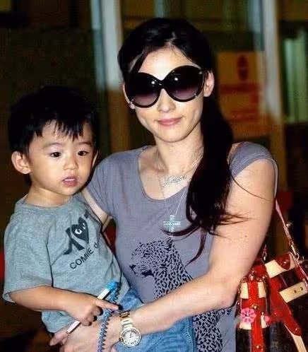 謝霆鋒長子抱著弟弟Marcus玩水,卻意外曝光正臉,「眉眼清秀+肉肉臉蛋」輪廓復刻張柏芝,網友:基因好強大