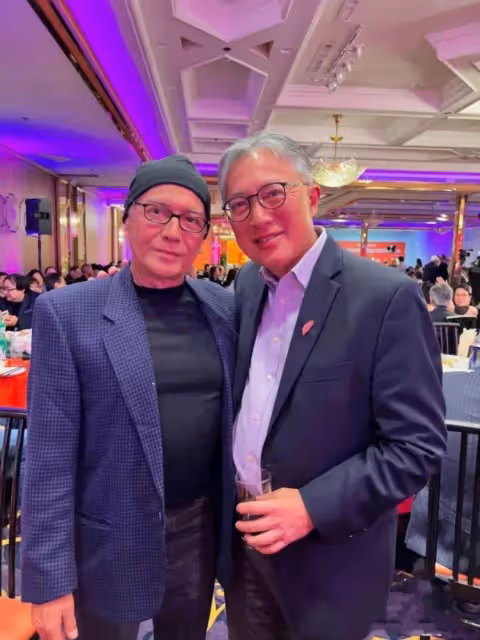 69歲尊龍近照曝光,眉毛花白小肚子明顯,依舊精氣神十足,網友:越老越像洋人