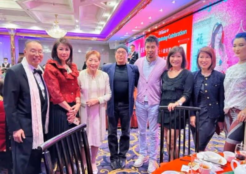 69歲尊龍近照曝光,眉毛花白小肚子明顯,依舊精氣神十足,網友:越老越像洋人