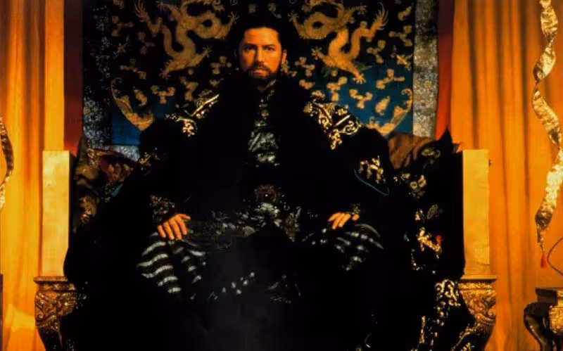 69歲尊龍近照曝光,眉毛花白小肚子明顯,依舊精氣神十足,網友:越老越像洋人