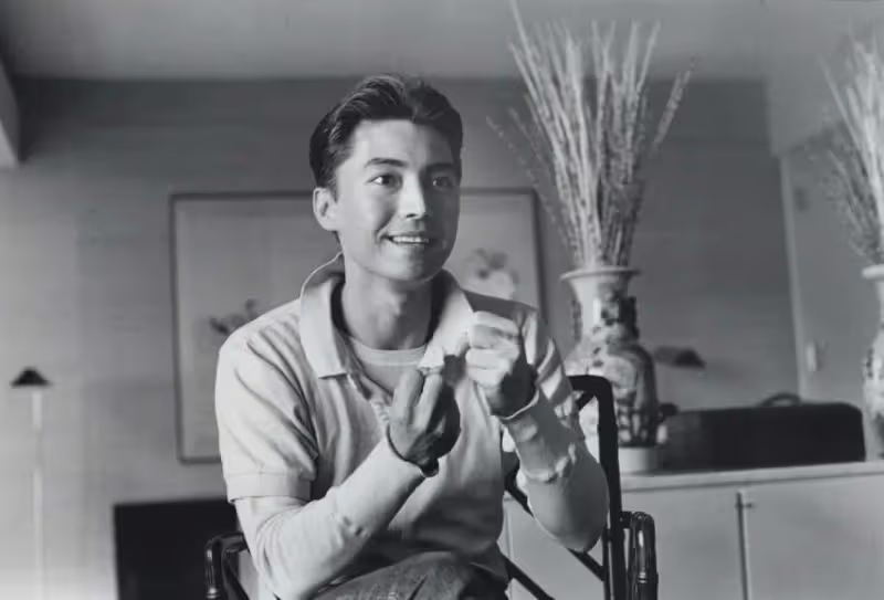 69歲尊龍近照曝光,眉毛花白小肚子明顯,依舊精氣神十足,網友:越老越像洋人