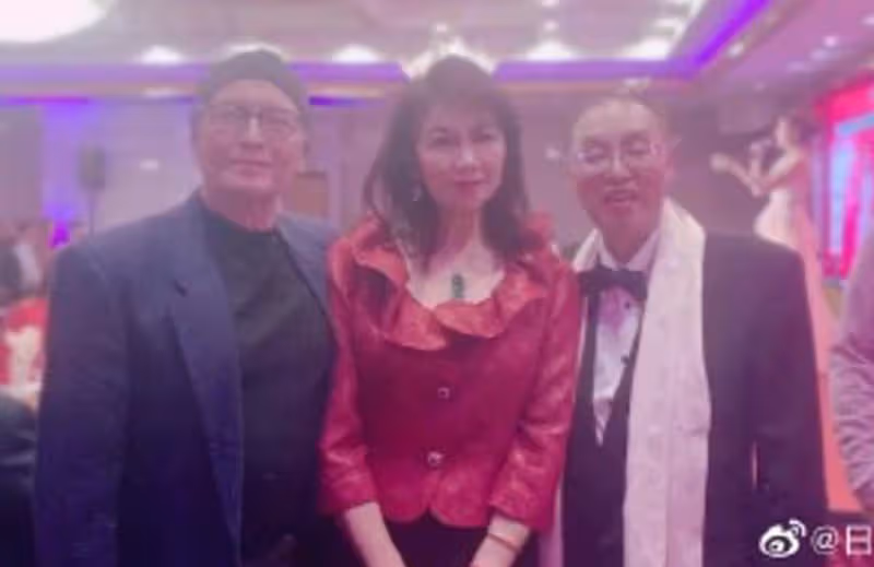69歲尊龍近照曝光,眉毛花白小肚子明顯,依舊精氣神十足,網友:越老越像洋人