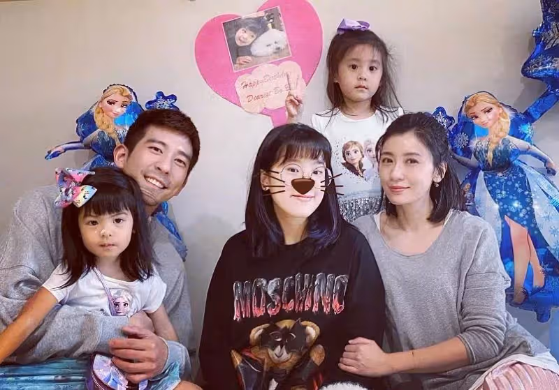 47歲賈靜雯逆生長!基因強大童年照和咘咘一個樣,身材超極品,網友:女神更美了