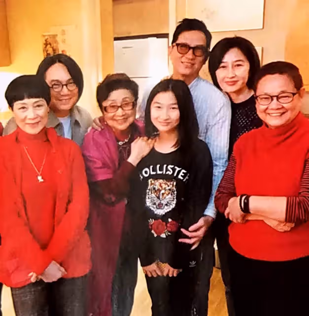 57歲張家輝離奇暴瘦,臉部凹陷「面色蠟黃」憔悴不堪,關詠荷貼心牽他過馬路,身形單薄如紙片人