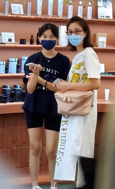 57歲張家輝離奇暴瘦,臉部凹陷「面色蠟黃」憔悴不堪,關詠荷貼心牽他過馬路,身形單薄如紙片人