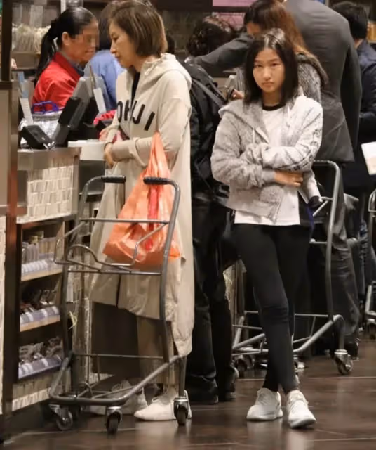 57歲張家輝離奇暴瘦,臉部凹陷「面色蠟黃」憔悴不堪,關詠荷貼心牽他過馬路,身形單薄如紙片人