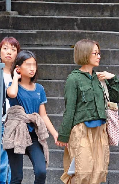 57歲張家輝離奇暴瘦,臉部凹陷「面色蠟黃」憔悴不堪,關詠荷貼心牽他過馬路,身形單薄如紙片人