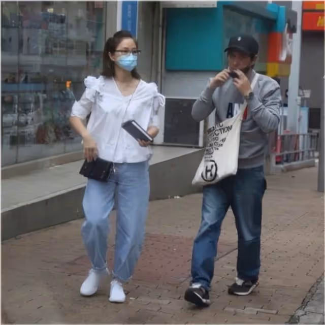 57歲張家輝離奇暴瘦,臉部凹陷「面色蠟黃」憔悴不堪,關詠荷貼心牽他過馬路,身形單薄如紙片人