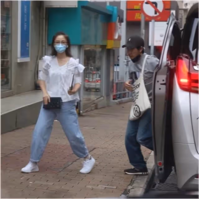57歲張家輝離奇暴瘦,臉部凹陷「面色蠟黃」憔悴不堪,關詠荷貼心牽他過馬路,身形單薄如紙片人