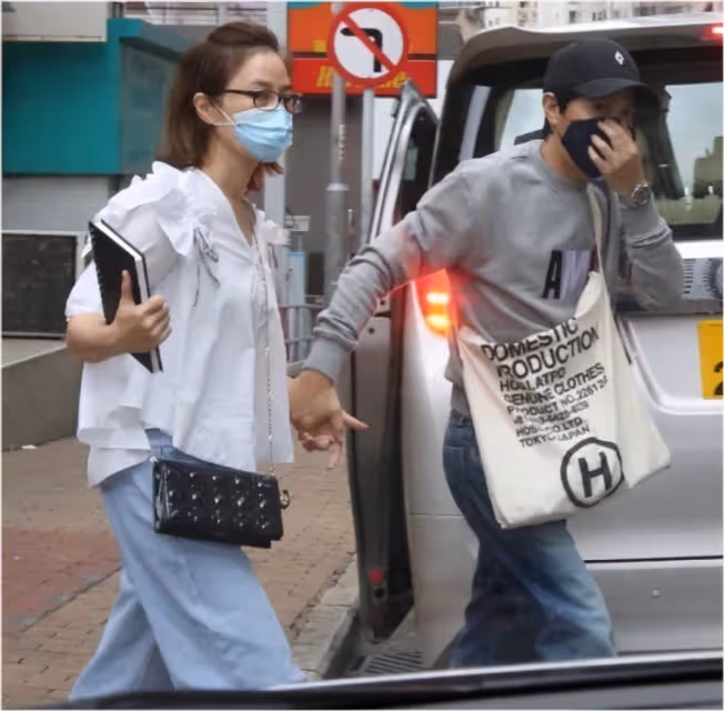 57歲張家輝離奇暴瘦,臉部凹陷「面色蠟黃」憔悴不堪,關詠荷貼心牽他過馬路,身形單薄如紙片人