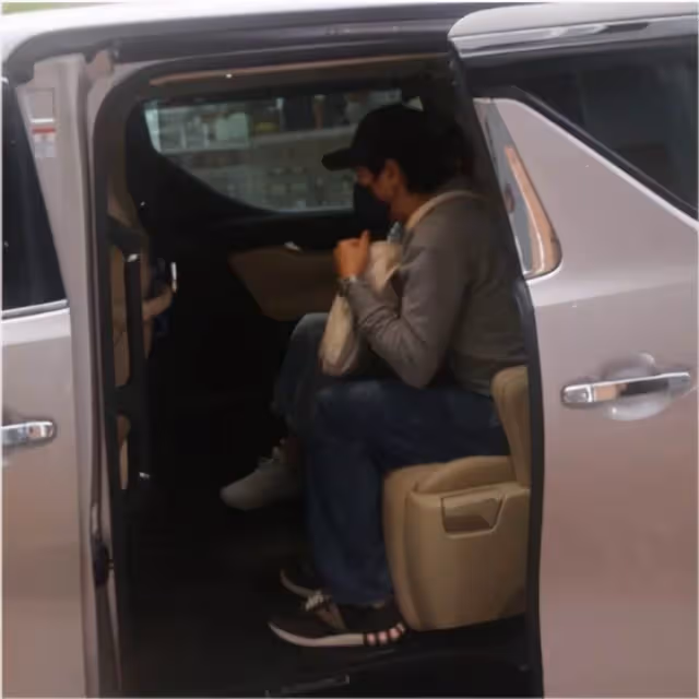 57歲張家輝離奇暴瘦,臉部凹陷「面色蠟黃」憔悴不堪,關詠荷貼心牽他過馬路,身形單薄如紙片人