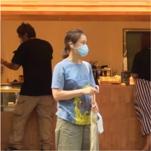 57歲張家輝離奇暴瘦,臉部凹陷「面色蠟黃」憔悴不堪,關詠荷貼心牽他過馬路,身形單薄如紙片人