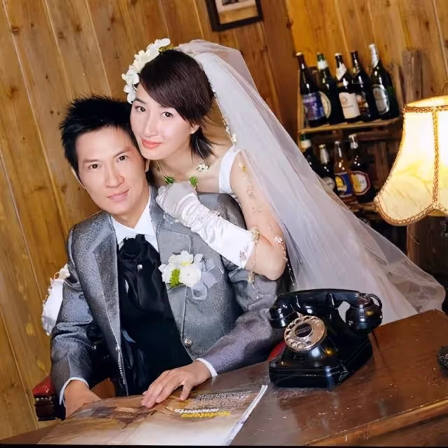 57歲張家輝離奇暴瘦,臉部凹陷「面色蠟黃」憔悴不堪,關詠荷貼心牽他過馬路,身形單薄如紙片人