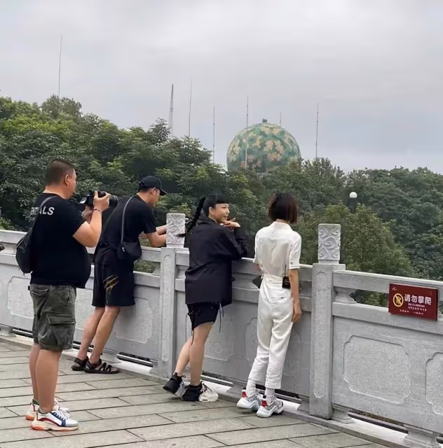 路人鏡頭下的魯豫,骨頭人身材把女明星襯成壯碩阿姨,164不到40公斤,變大頭娃娃