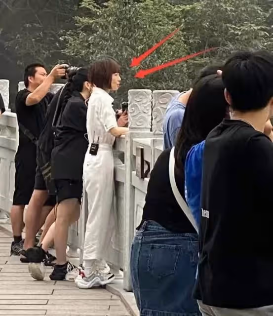 路人鏡頭下的魯豫,骨頭人身材把女明星襯成壯碩阿姨,164不到40公斤,變大頭娃娃