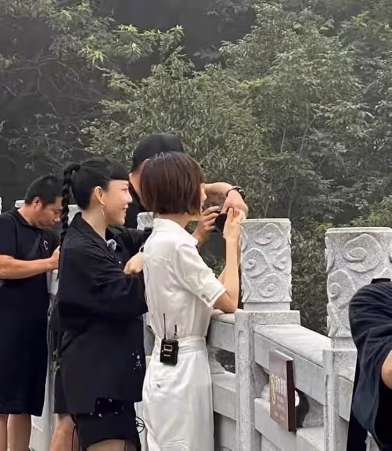 路人鏡頭下的魯豫,骨頭人身材把女明星襯成壯碩阿姨,164不到40公斤,變大頭娃娃