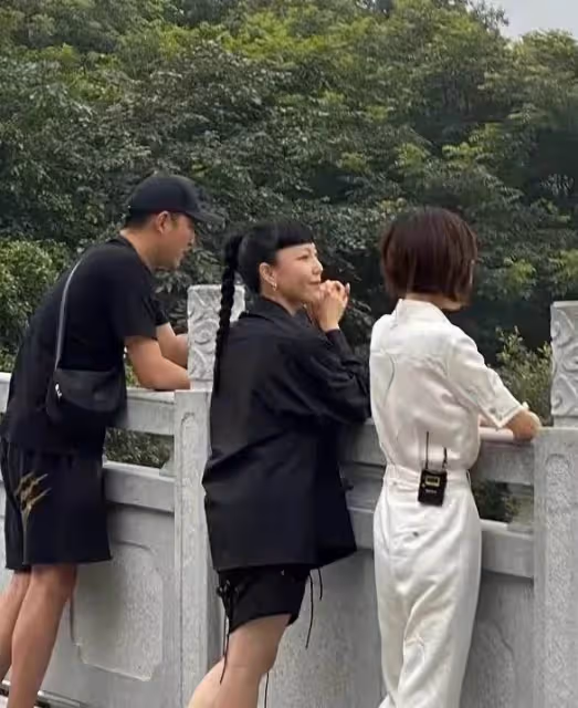 路人鏡頭下的魯豫,骨頭人身材把女明星襯成壯碩阿姨,164不到40公斤,變大頭娃娃