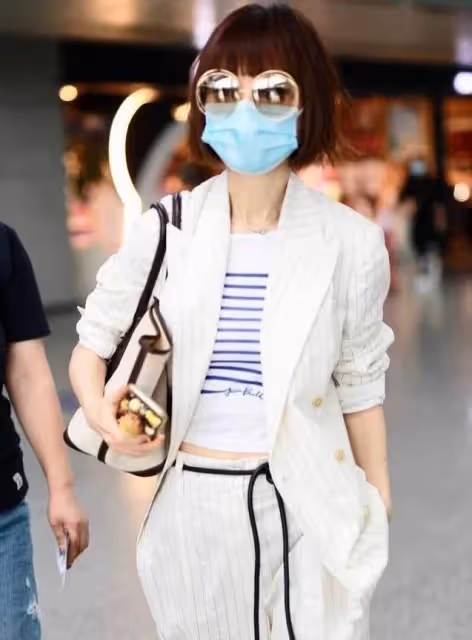 路人鏡頭下的魯豫,骨頭人身材把女明星襯成壯碩阿姨,164不到40公斤,變大頭娃娃