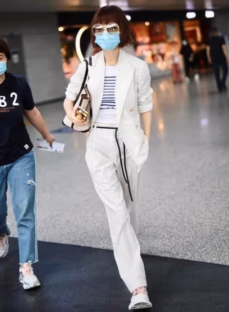 路人鏡頭下的魯豫,骨頭人身材把女明星襯成壯碩阿姨,164不到40公斤,變大頭娃娃