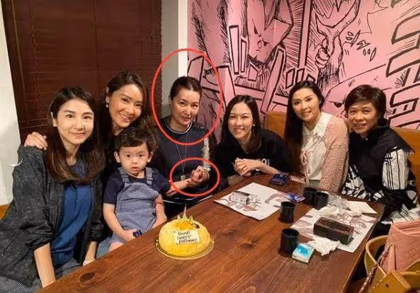 「夢姑」黃紀瑩近照曝光!懷抱小男孩,黑色上衣五官精緻,47歲狀態極佳,網友:不顯老,很漂亮