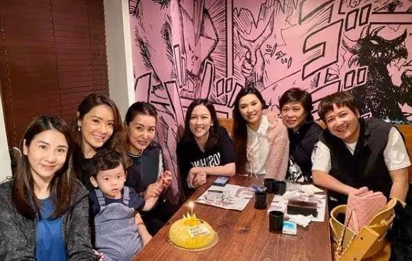「夢姑」黃紀瑩近照曝光!懷抱小男孩,黑色上衣五官精緻,47歲狀態極佳,網友:不顯老,很漂亮