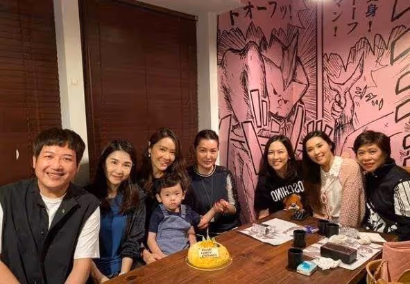「夢姑」黃紀瑩近照曝光!懷抱小男孩,黑色上衣五官精緻,47歲狀態極佳,網友:不顯老,很漂亮