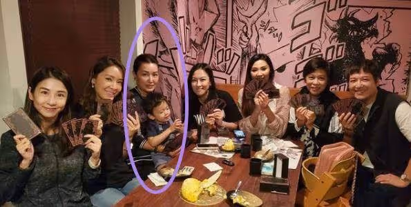 「夢姑」黃紀瑩近照曝光!懷抱小男孩,黑色上衣五官精緻,47歲狀態極佳,網友:不顯老,很漂亮
