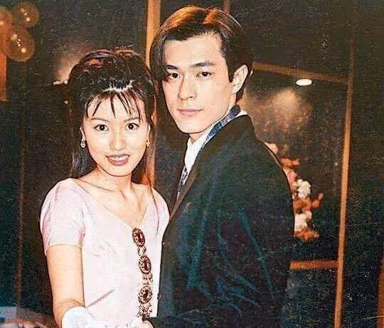 「夢姑」黃紀瑩近照曝光!懷抱小男孩,黑色上衣五官精緻,47歲狀態極佳,網友:不顯老,很漂亮
