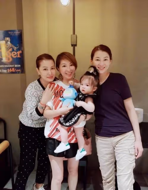 「夢姑」黃紀瑩近照曝光!懷抱小男孩,黑色上衣五官精緻,47歲狀態極佳,網友:不顯老,很漂亮