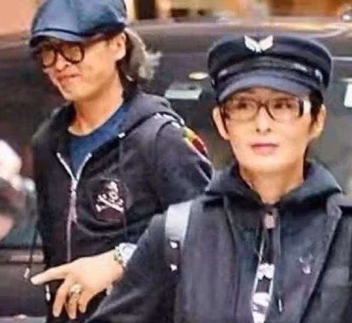 54歲張敏近照曝光，身材消瘦認不出，雙頰凹陷胳膊細如桿，曾被傳包養小10歲男友，網友：越老越有韻味