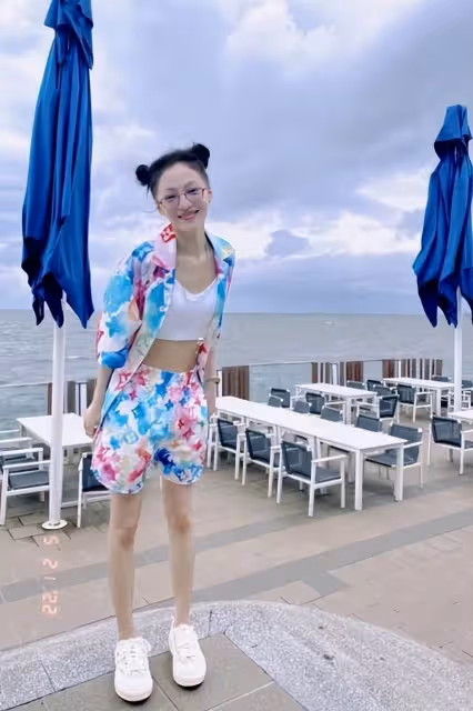 佩服張韶涵勇氣！雙扎丸子頭穿印花衫海邊度假，硬把「40歲活成20歲」網友：越活越年輕