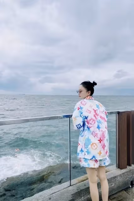 佩服張韶涵勇氣！雙扎丸子頭穿印花衫海邊度假，硬把「40歲活成20歲」網友：越活越年輕